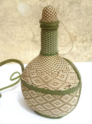 Bouteille en verre recouverte et bandouliere