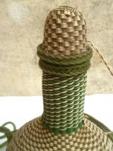 Bouteille en verre recouverte et bandouliere
