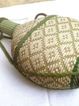 Bouteille en verre recouverte et bandouliere