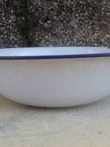 Bassine en tôle émaillée blanche à liseret bleu 