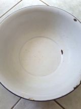 Bassine en tôle émaillée blanche à liseret bleu 