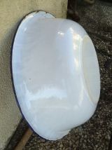 Bassine en tôle émaillée blanche à liseret bleu 