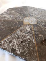 Dessous de plat en pierre et ammonite fossilisée 