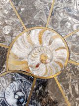 Dessous de plat en pierre et ammonite fossilisée 