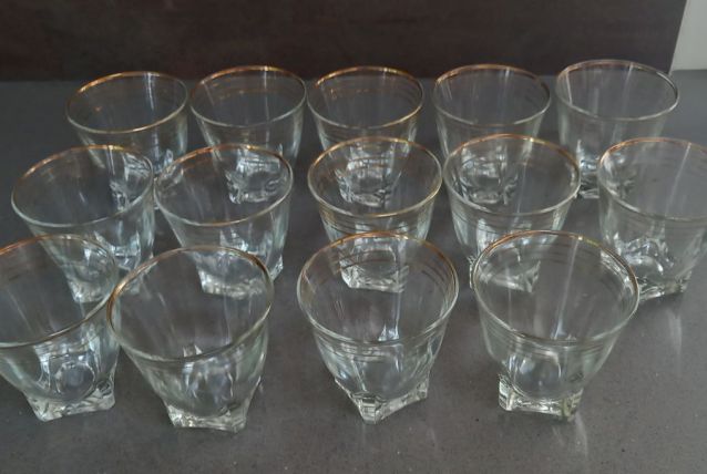 14 petits verres à base carrée vintage fins traits dorés