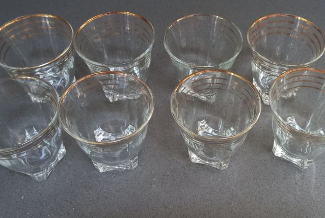 8 petits verres base carrée fins traits dorés