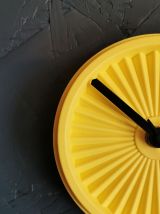 Horloge pendule murale vintage silencieuse Tupperware jaune