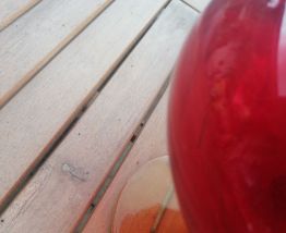 Vase en verre rouge et jaune