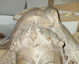 Statue en pierre sculptée
