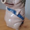 Pichet en faïence  barbotine " Le cochon  au jambon" H=23 cm