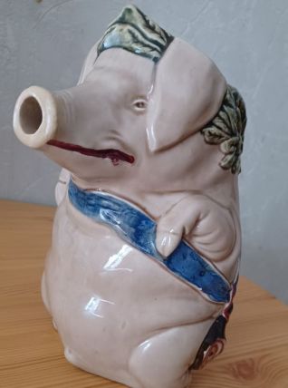 Pichet en faïence  barbotine " Le cochon  au jambon" H=23 cm