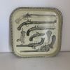 Plateau en métal guns design Piero Fornasetti vintage 1960 -