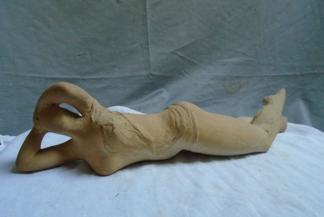 Sculpture Femme allongée terre cuite au bois