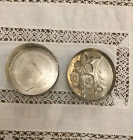 Boîte en étain art nouveau