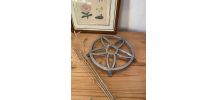 Ancien dessous de plat rosace aluminium.