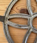 Ancien dessous de plat rosace aluminium.