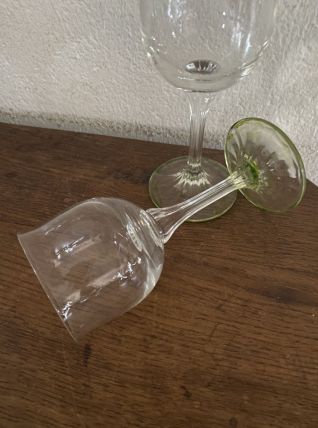 2 grands verres à pied  tulipe en cristal .