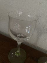 2 grands verres à pied  tulipe en cristal .