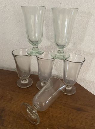 6 flûtes au verre épais.