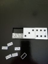 Dominos Miniatures En Boîte À Dominos Noir Et Blanc. 