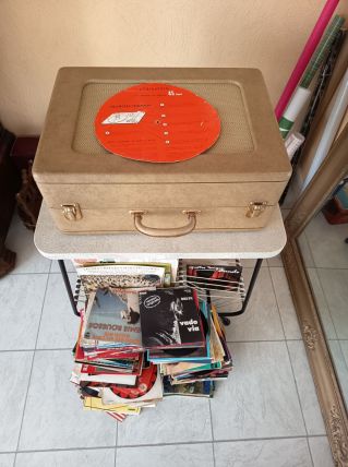 Tourne disque + 100 disques 45t