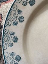 3 assiettes plates terre de fer à la bordure fleurie verte.