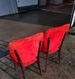 Paire de chaises vintage en  fourrure rouge