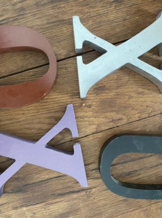 Lettres en bois de decoration.