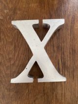 Lettres en bois de decoration.