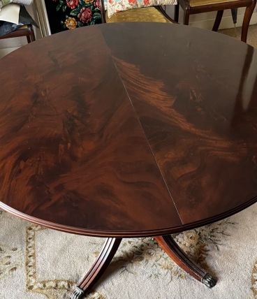 Table ronde en acajou flammée avec rallonge - style anglais 