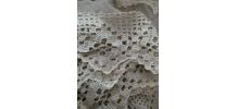 Lot bordures étagère crochet main en coton perlé blanc.