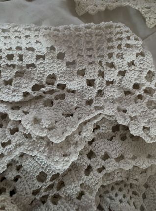 Lot bordures étagère crochet main en coton perlé blanc.
