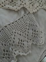 Lot bordures étagère crochet main en coton perlé blanc.
