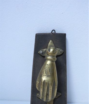 Heurtoir de porte main de Fatima laiton bois