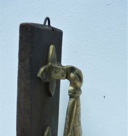 Heurtoir de porte main de Fatima laiton bois