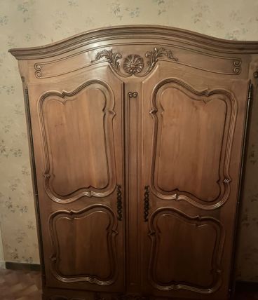Superbe Armoire de Style Louis XV en Bois Massif