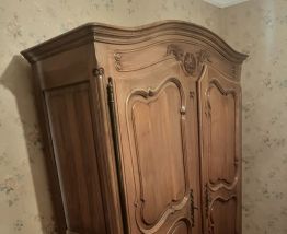 Superbe Armoire de Style Louis XV en Bois Massif