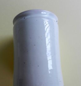 Ancien pot à confiture en terre cuite émaillée blanche