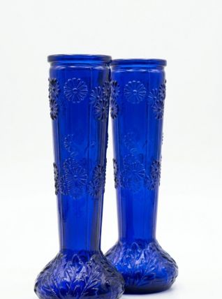 Duo de petits vases soliflores bleus en verre moulé travaill