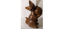 statuette bois chat jouant avec balle 