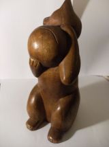 statuette bois chat jouant avec balle 