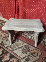 Petit banc repose pied bois massif gris ardoise.