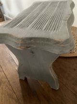 Petit banc repose pied bois massif gris ardoise.