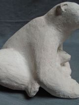 Sculpture d'une maman ours et son ourson...