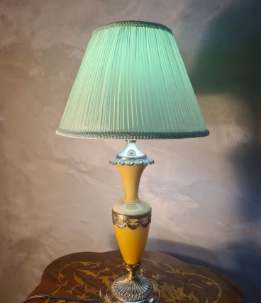  lampe 1960 opaline miel  dorure, abat jour satin plissé 50x