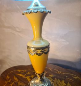  lampe 1960 opaline miel  dorure, abat jour satin plissé 50x