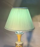  lampe 1960 opaline miel  dorure, abat jour satin plissé 50x