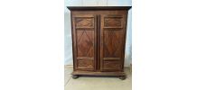 Armoire en noyer massif Fin du XVII siècle.