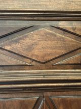 Armoire en noyer massif Fin du XVII siècle.