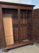 Armoire en noyer massif Fin du XVII siècle.